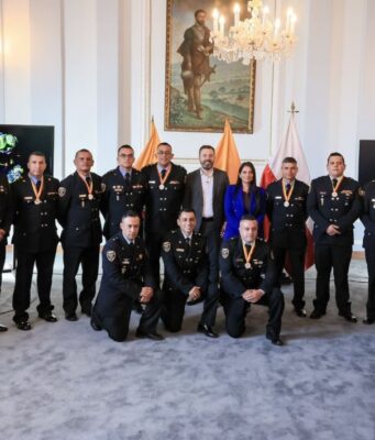 Bogotá condecoró a bomberos que rescataron a un niño durante misión en Venezuela