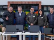Madrid entrega 11 computadores a estudiantes de la escuela rural de Chauta