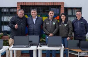 Madrid entrega 11 computadores a estudiantes de la escuela rural de Chauta