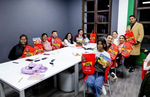 Tenjo entrega 200 kits educativos a estudiantes de bilingüismo